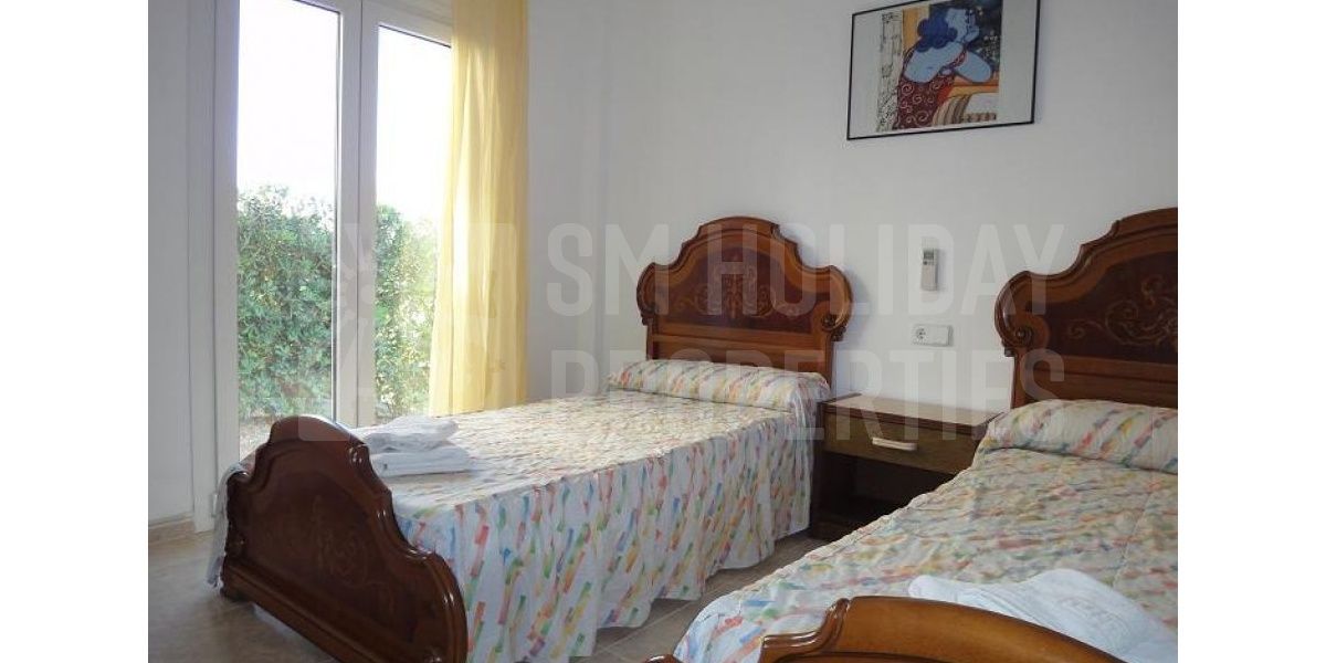 Double bedroom (Nº3) with two single beds.