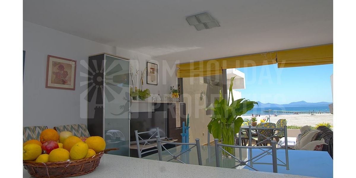 Apartamento Playa de Alcudia - Amplia sala de estar soleado y confortable con vistas a la playa y el mar.
