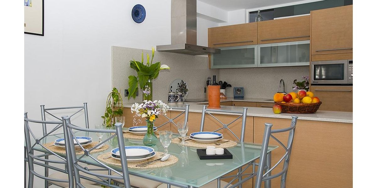 Apartamento Playa de Alcudia - Luminoso comedor fresco para disfrutar de la rica gastronomía mallorquina.