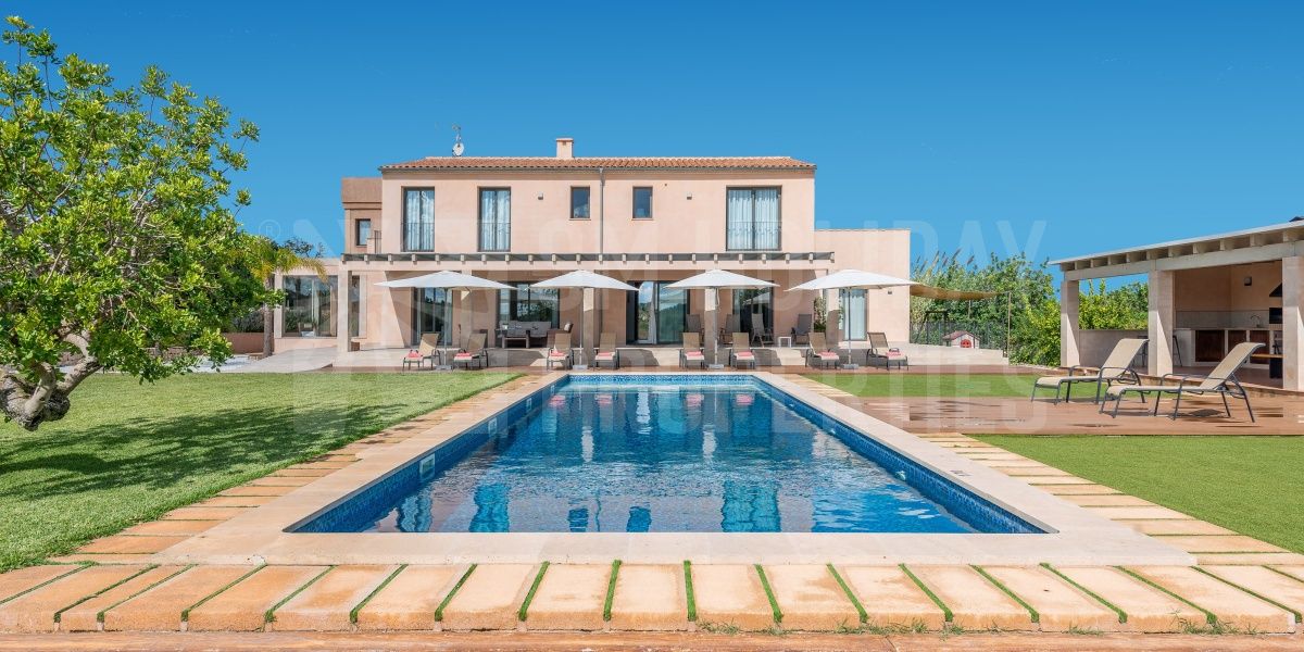 La Torre de Aumallia in Majorca is a luxury rural villa with SPA, Turkish bath and Jacuzzi .
