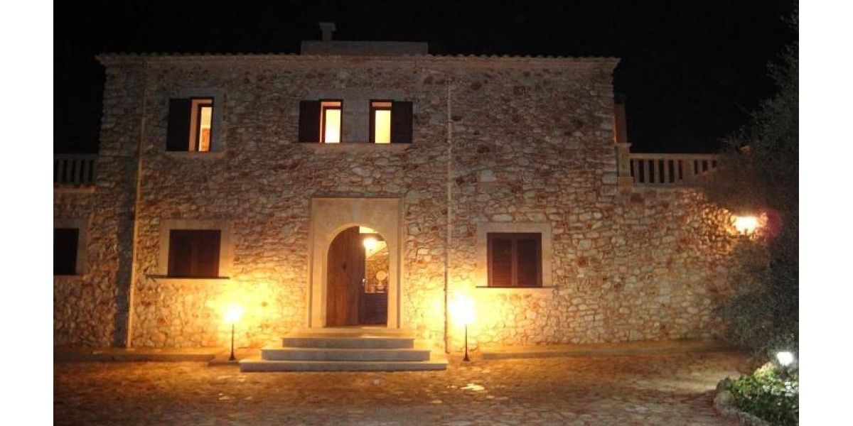 Night view of the villa .