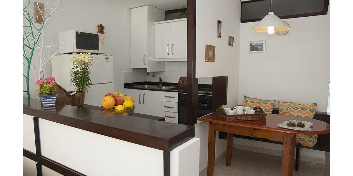 The functional and fully equipped kitchen has an a.