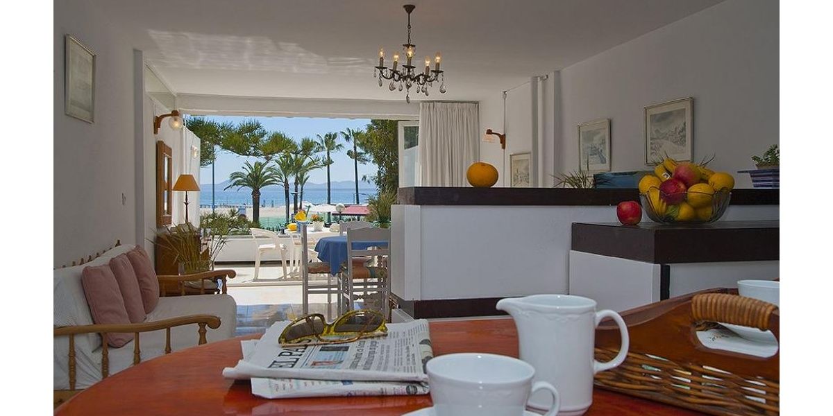From anywhere in the common areas enjoy sea views..