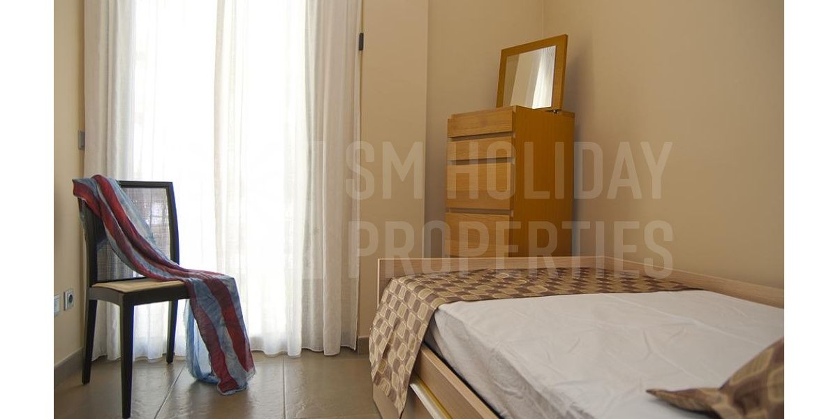 Bedroom with two single beds.