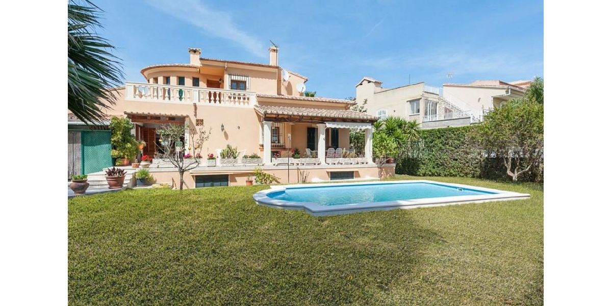 Alquiler de vacaciones chalet Marina Manrera - Casa fachada posterior, jardín con piscina.