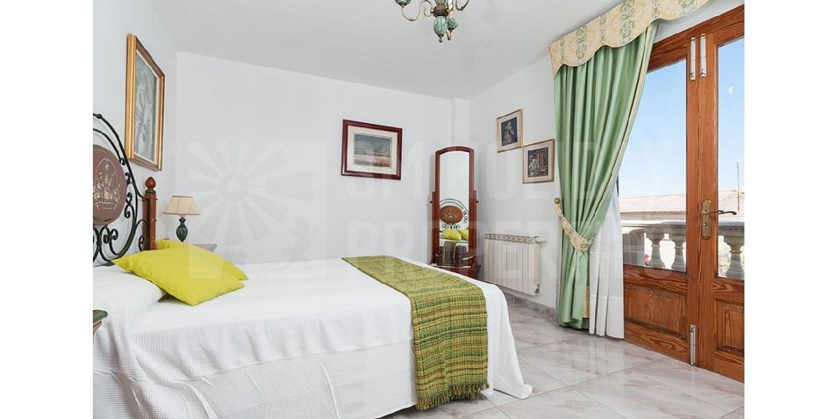 Marina Manresa villa rental - Master bedroom with en suite bathroom and private balcony.