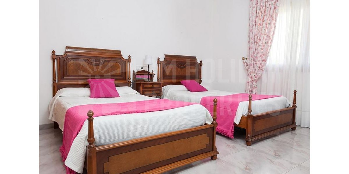 Alquiler de vacaciones chalet Marina Manresa - dormitorio con camas individuales.