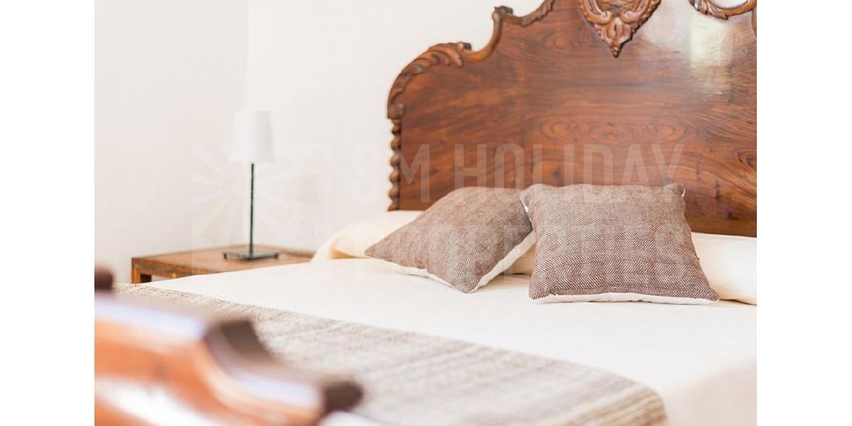 Marina Manresa villa rental - Spacious double bedroom with TV and 2 armchairs.