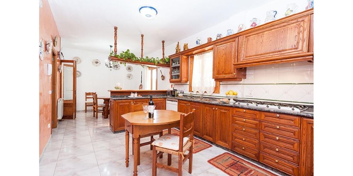 Marina Manresa villa rental - Fully-equipped kitchen.