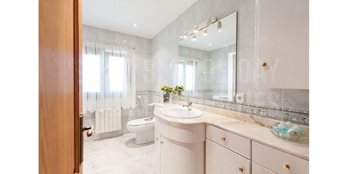 Marina Manresa villa rental - Bathroom with bathtub.