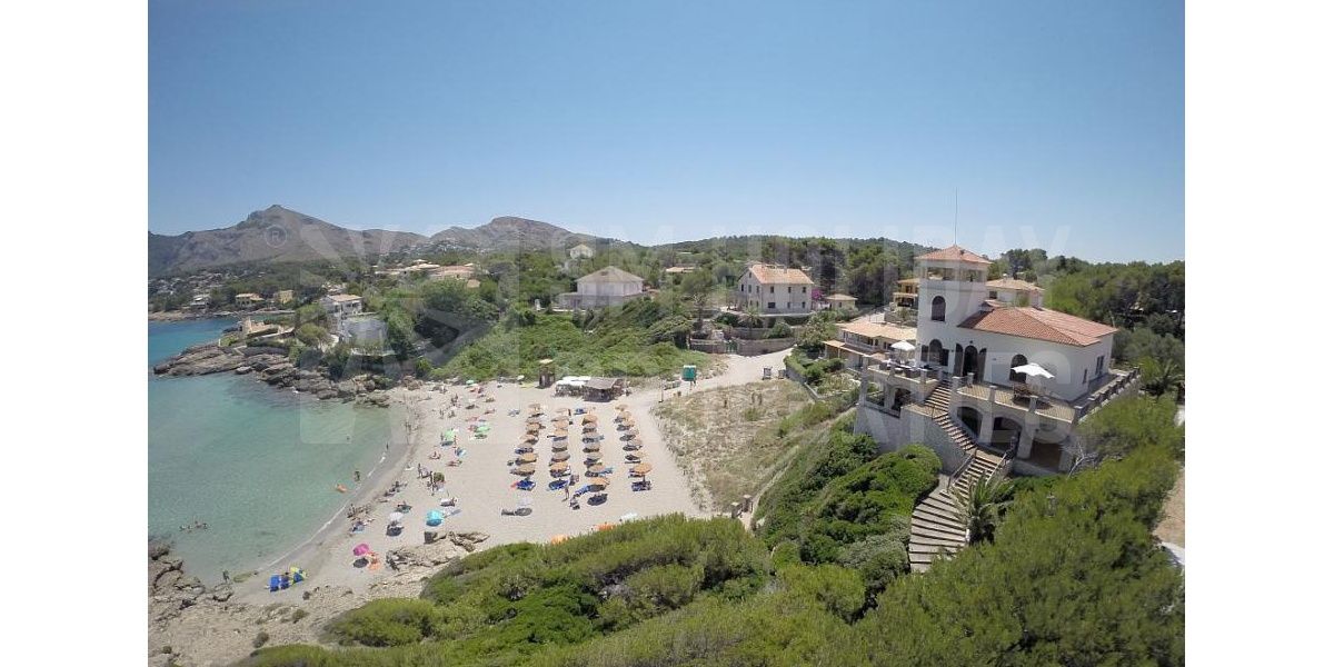 Vista aérea de la increíble villa de lujo sobre Sant Pere, con acceso a la playa.