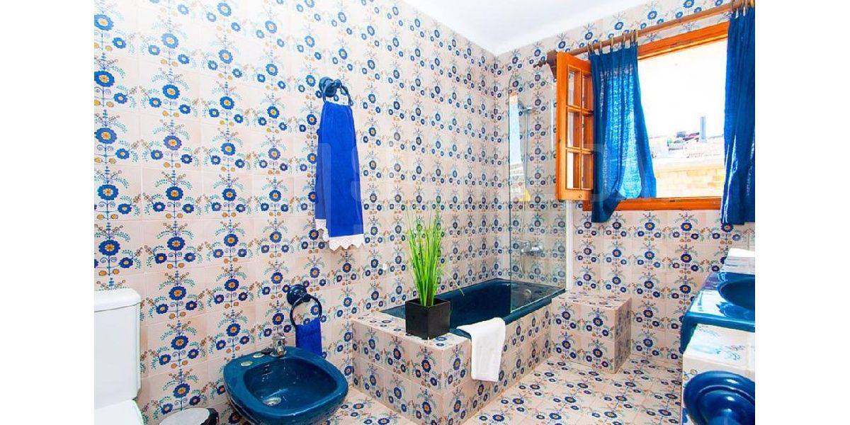Mal Pas Bonaire house rental. The magical Mediterranean light bathes the family bathroom.