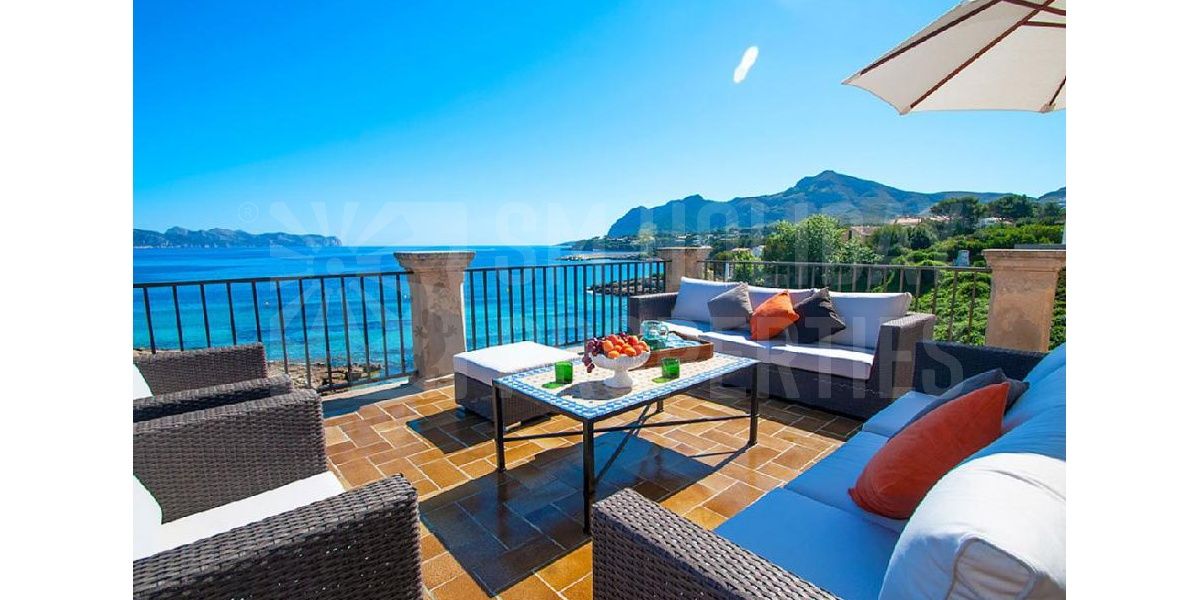The terrace has spectacular views over the Bay of Pollensa and Formentor.