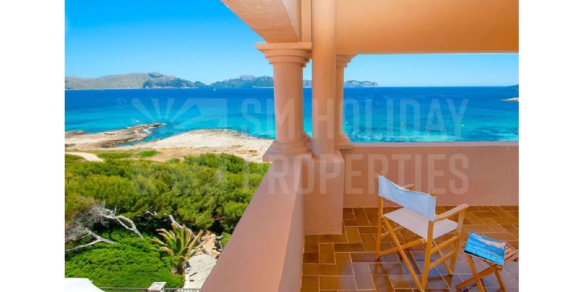 The terrace has spectacular views over the Bay of Pollensa and Formentor.