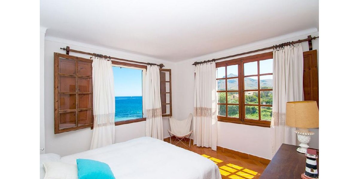 Double room in the tower with amazing sea and mountain views and bathroom.
