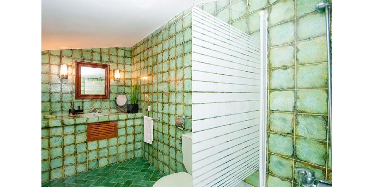 Magnífico cuarto de Baño Verde del Torreón mirador de la villa de lujo.
