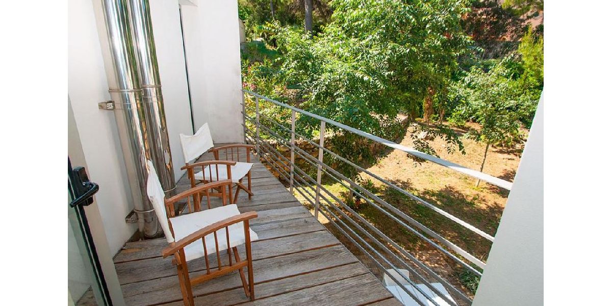 Balcón sobre el patio en el que conviven especies del bosque mediterráneo.
