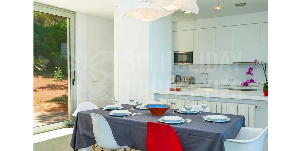 Equipped designer kitchen, modern and functional annexed to the dining table.