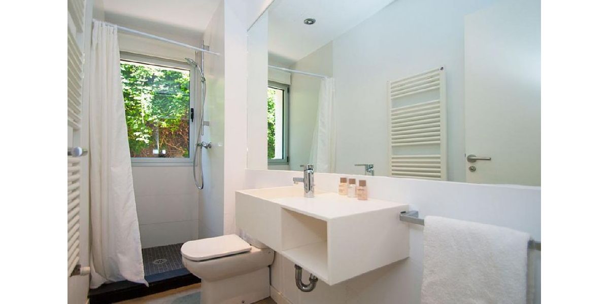 Los baños de la casa se han proyectado para disfrutar de vistas relajantes.