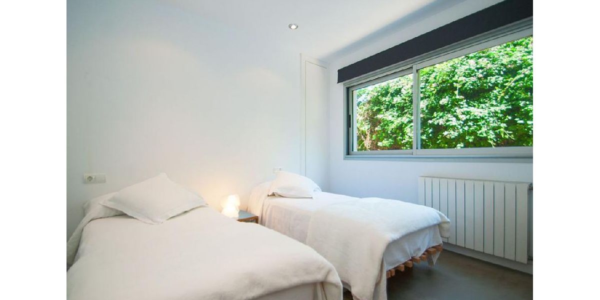 Light twin bedroom on the ground floor overlooking the Mediterranean forest.