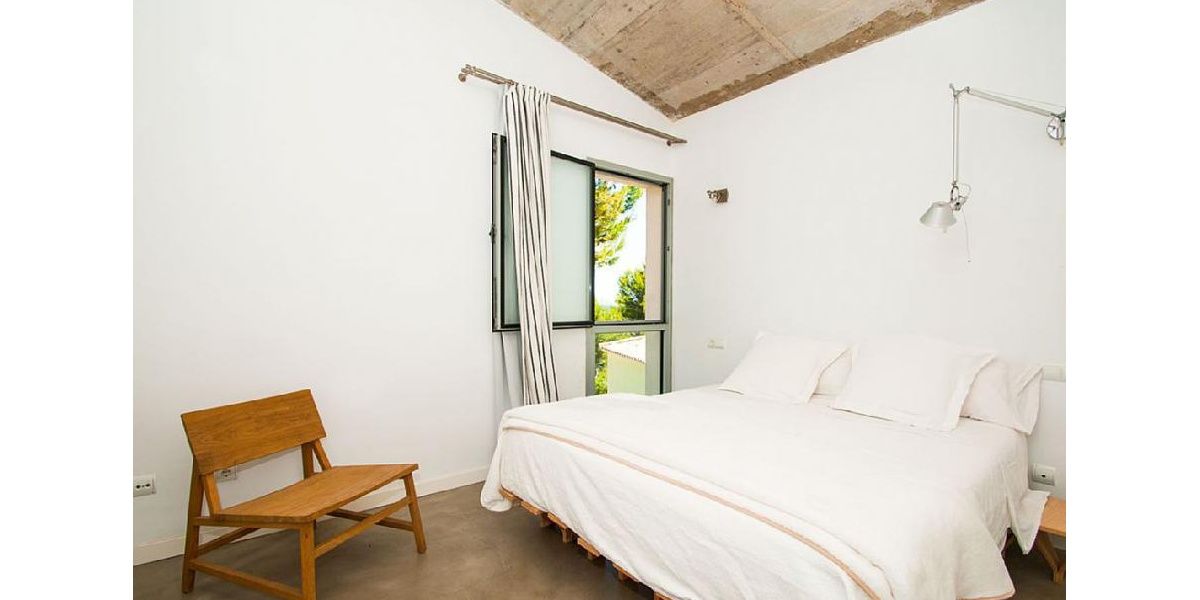 Spacious and comfortable bedroom with en suite on the ground floor of the house.