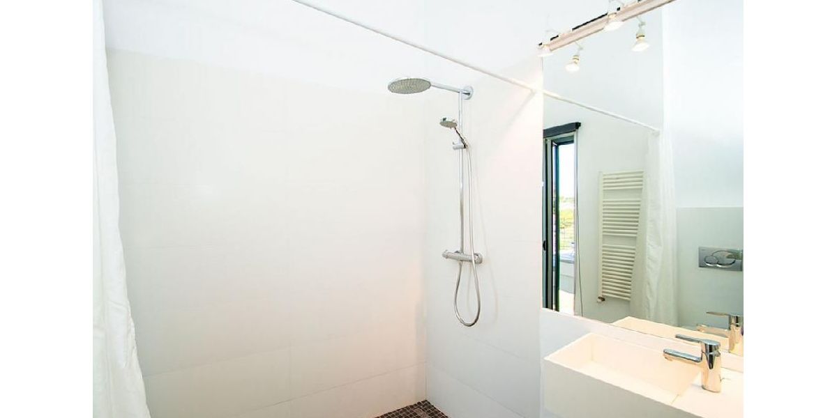 Amplia ducha y bellas vistas en el dormitorio de las habitaciones dobles.