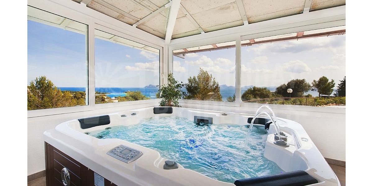 Incredible outdoor jacuzzi for five people, with panoramic sea views.