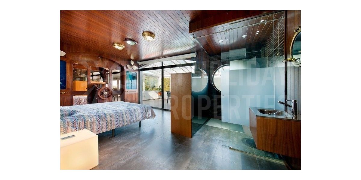 Dormitorio principal doble con baño en suite que reproduce un camarote de barco.