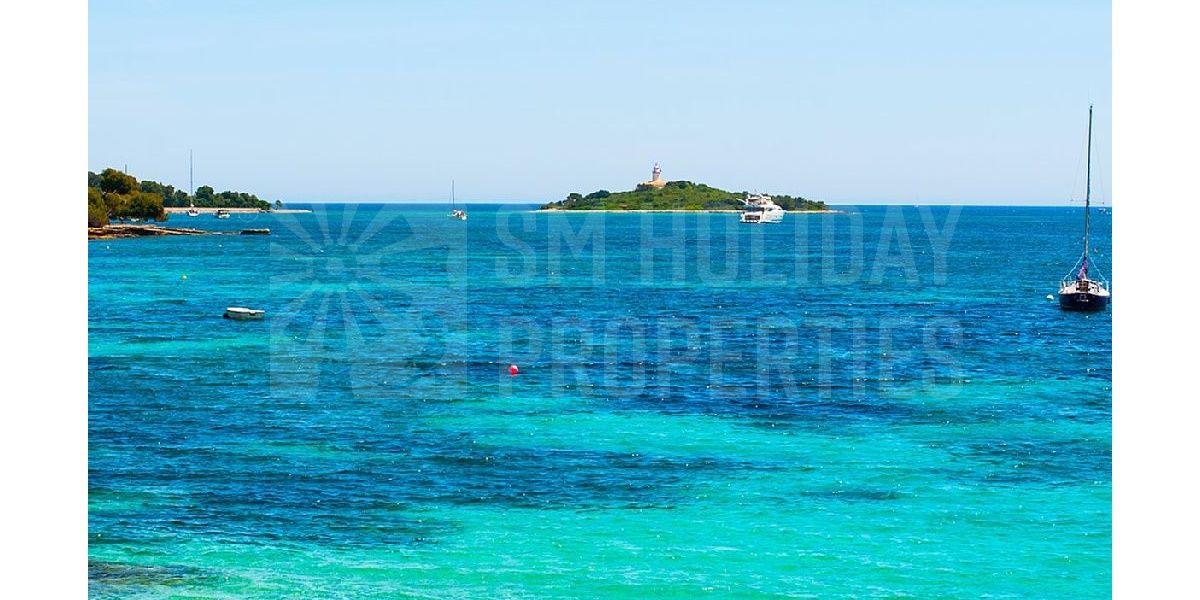 La isla de Alcanada con su majestuoso faro y el azul del mar presiden las vistas.