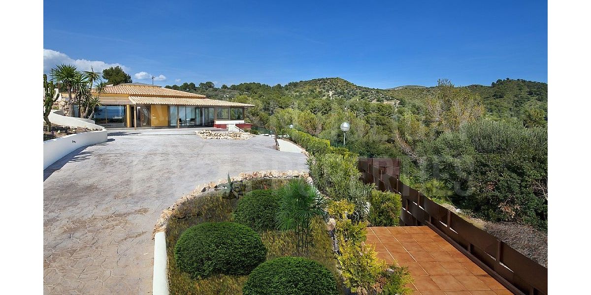 Access to the property on a hill with panoramic views over the bay of Alcudia.
