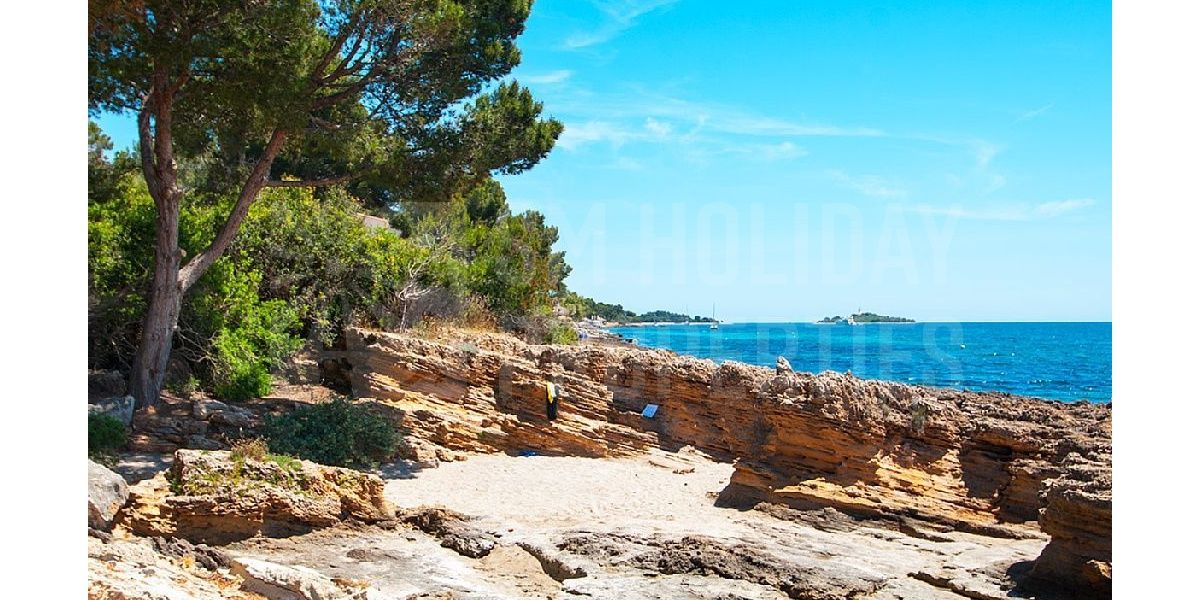 Rocky coves and picturesque sandy beach Alacanada 500 meters from the villa.